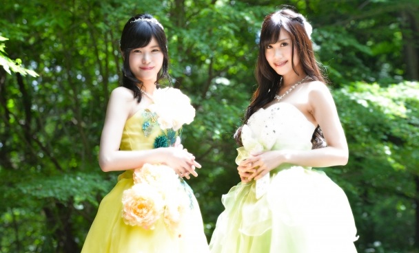 自然を背景に黄色のドレスを着た2人の女性