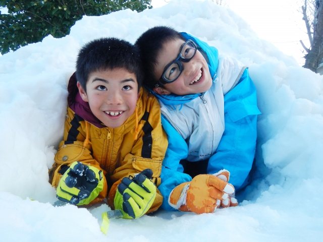 雪の中にくるまった男の子２人