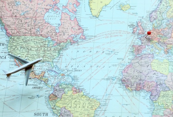 世界地図と航路とおもちゃの飛行機