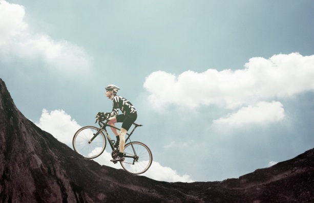 自転車で山登る男性