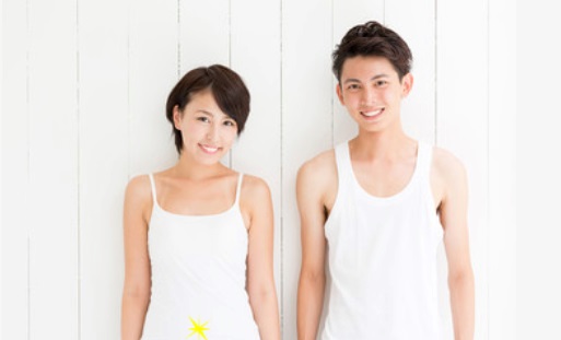 白いシャツの若い夫婦